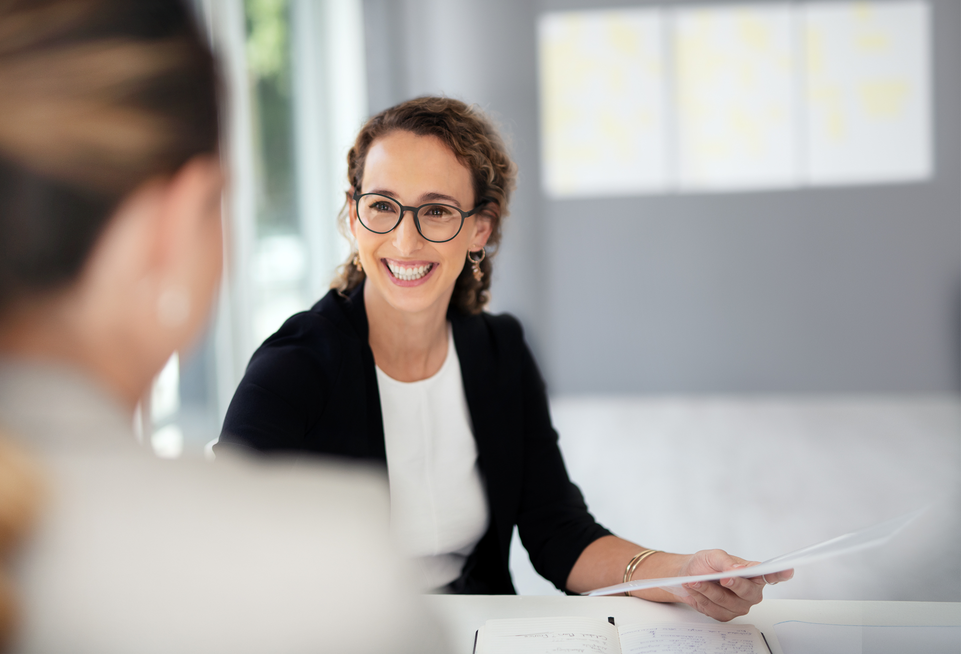 businessfrau_laechelt_im_gespraech