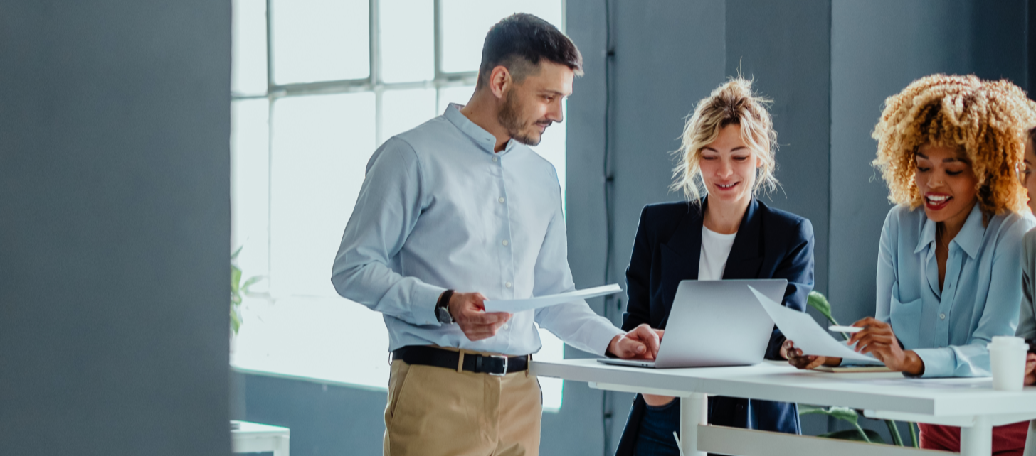 gruppe_von_personen_arbeitet_am_tisch_im_buero-1-2-1